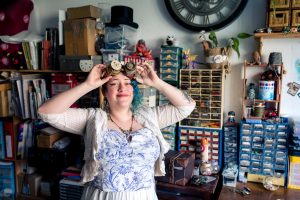 Lire la suite à propos de l’article Dans l&rsquo;atelier d&rsquo;une créatrice de bijoux et accessoires steampunk